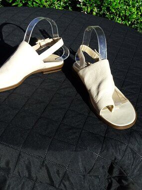 Vionic Ella Cream Color Leather Toe Ring Sling Back Sandals Never Worn 9.5M
